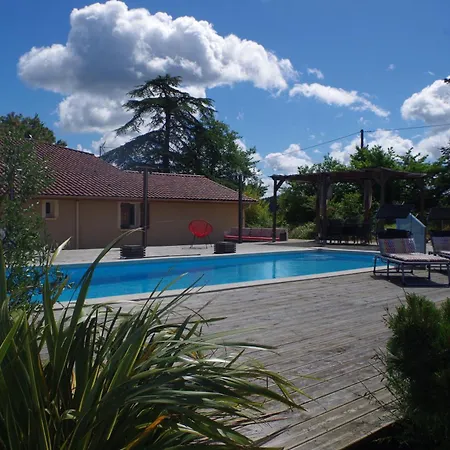 Camping Chez Mitch En Car Et Grand Espace Extérieur Caillavet