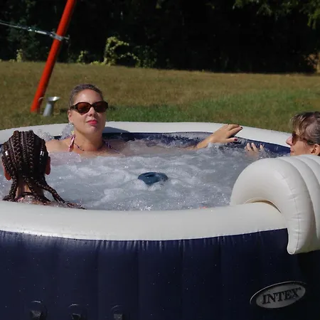 Camping Chez Mitch En Car Et Grand Espace Extérieur