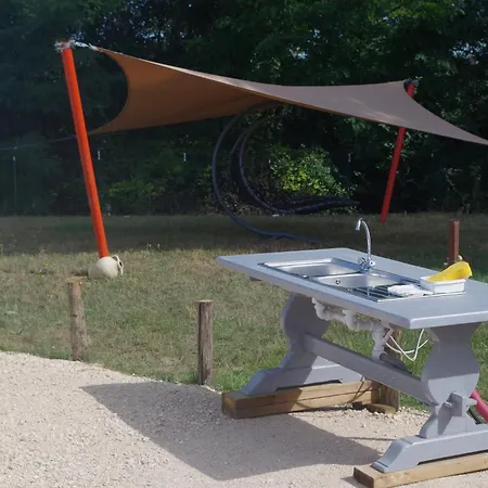 Camping Chez Mitch En Car Et Grand Espace Extérieur