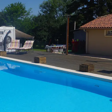 Camping Chez Mitch En Car Et Grand Espace Extérieur Caillavet
